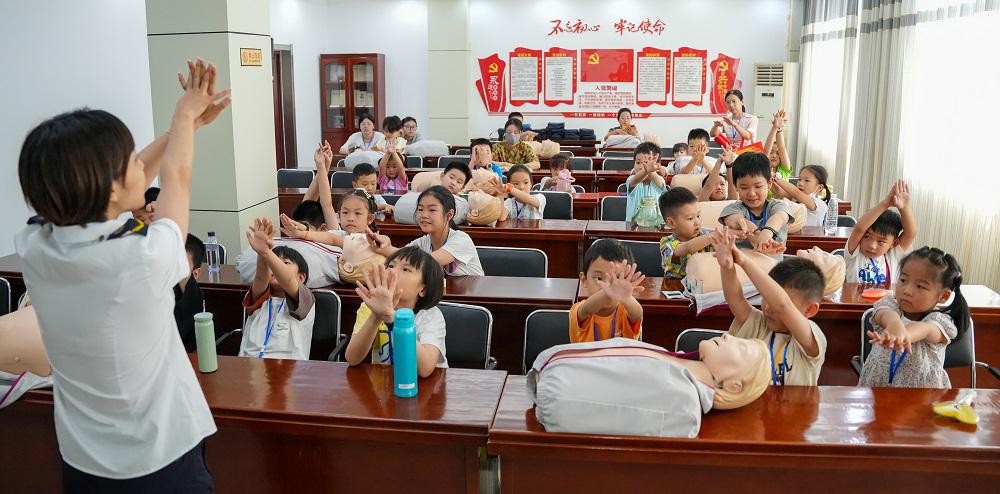 5.孩子們跟著講解員老師學(xué)習心肺復(fù)蘇急救知識.jpg